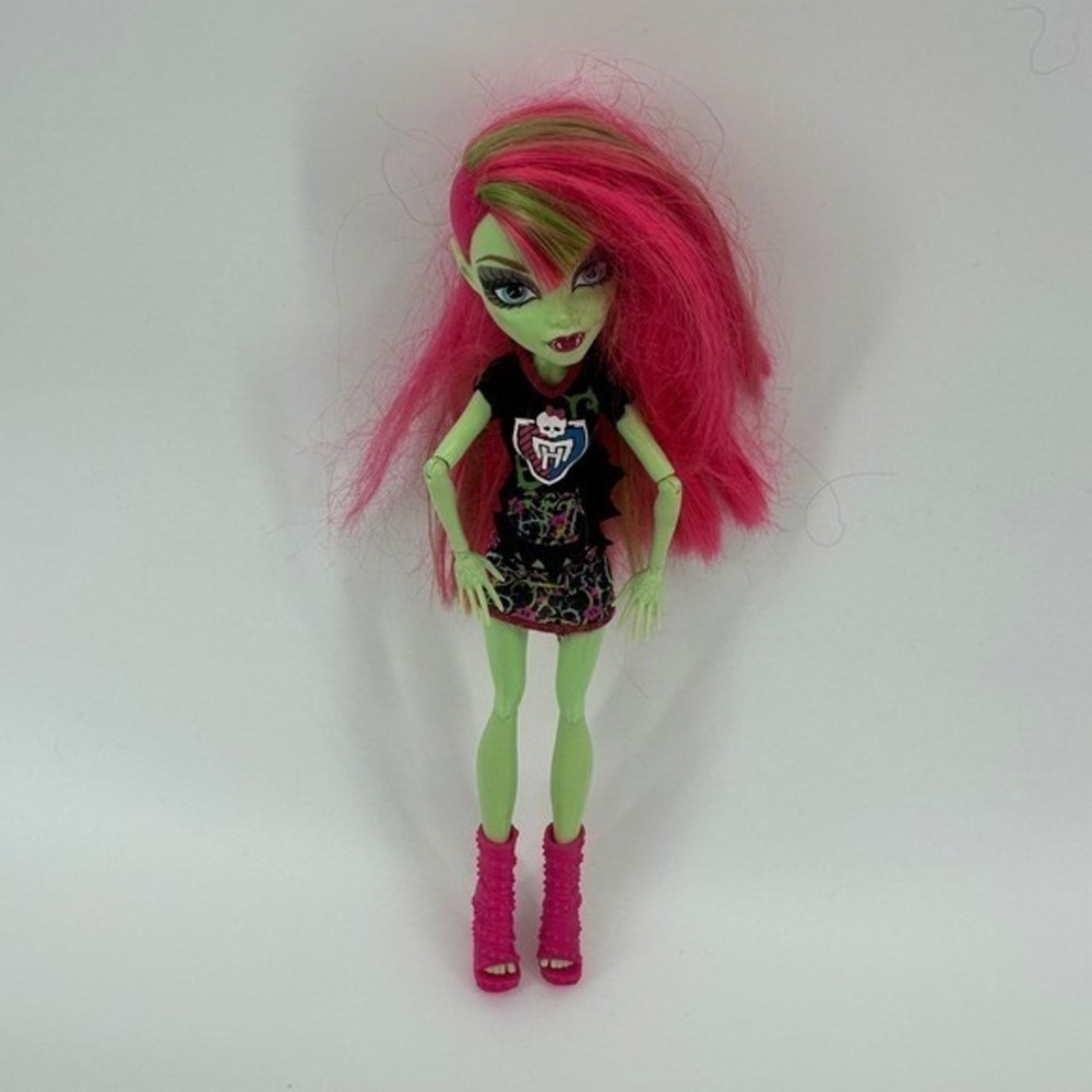 Monster High 2008 Mattel Venus McFlytrap Doll Pink Hair Green Outfit‎ Shoes